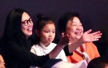 朱丽倩表妹陈雪玲的儿子满月，刘德华曾亲自到豪宅之中送大礼