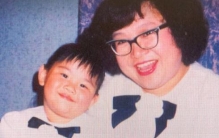 沈殿霞离世15周年，郑欣宜深夜追忆母亲，晒旧照喊话想念您