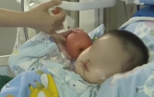 八岁男孩高烧入医院治疗 孩子死亡后家属砸烂医疗室（病患关系）