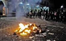 墨西哥两名学生被当成绑匪 当街被群众烧死（国外乱象）