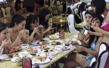 海南一个餐厅推出奇招 服务员换成比基尼美女（特色餐厅）