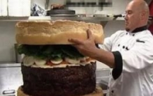 世界上最大的汉堡：肉饼就做了7小时(重量近2吨)