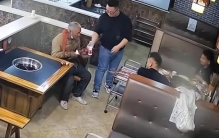 老人吃烧烤三小时不给钱 居然还教训老板（倚老卖老）