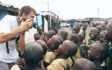 中国人到非洲旅游 为啥会被非洲小孩儿扔石头（讨要食物）