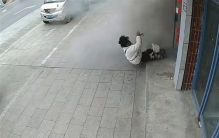 残疾男子提醒店铺冒烟 下一秒被炸飞（电瓶炸裂）