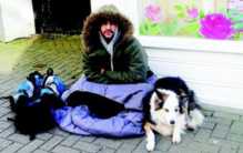 乞丐施舍过路的女子 两人最后成为情侣（奇特情缘）