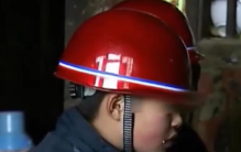 湖南一家人吃饭带头盔 邻居来了也要钻桌底（家中怪事）