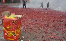 男孩儿放鞭炮炸伤被截肢 为啥网友最后开始举报（鞭炮隐患）