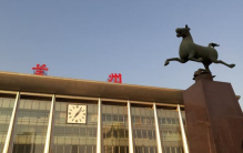 有一个错别字的火车站 小孩儿能看出来却没有人去改（错别字）