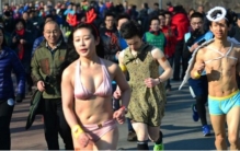 冷风当中的激情 比基尼美女参加北京跑步比赛（特殊比赛）