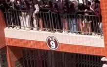 男生闯入女寝室 被抓还不忘坑爹（坑爹行为）