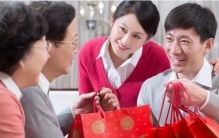 看望母亲被亲人嫌弃 礼物也被一脚踹飞（塑料亲情）