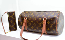 女子2万买名牌包背了15分钟断了贫穷让我避免了这种烦恼