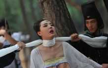 为朱元璋殉葬的嫔妃  为何双腿成八字形  （挣扎的姿势）