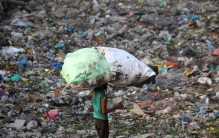 垃圾能堆17层楼高 这真的是首都吗？（印度卫生）