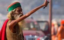 高举右臂45年没放下的印度苦行僧 现在怎么样了（印度高僧）