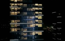 英国人看到中国写字楼灯火通明 直呼这也太疯狂（中国内卷）