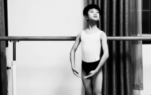 50岁的巨婴郭冷 一辈子只会跳舞没人敢嫁（现实巨婴）