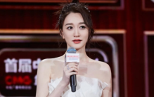 47岁李小冉近照大变样，瘦太狠嘴大下巴尖，脸颊凹陷略显憔悴