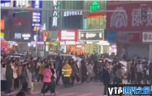 长沙凌晨1点马路人流量惊人 仿佛在倒时差(到处都是人)