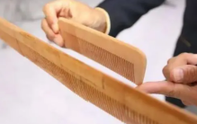 世界上最大的梳子 天下第一书梳(2.8米重88公斤)