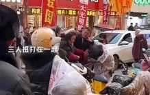 原配和女儿当街殴打小三 这是怎么回事？（殴打小三）