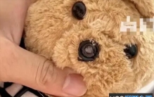 网友套圈套中了玩偶娃娃 意外发现藏有摄像头(还未通电)
