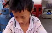 广东小男孩儿熟练的卖鱼 下一个高启强？（卖鱼仔）