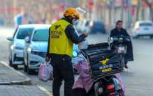 90后大学生送外卖 五年还了40万（大学生工作）