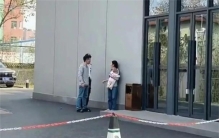 男子地铁口击打抱娃女子 到底发生了什么？（街头暴力）