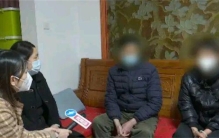 女人卖房救儿子被反对 不是亲生爸爸？（伟大母爱）