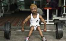 世界上最矮的教练 很受学员欢迎(身高80厘米)