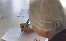 女人给80岁母亲办居住证 被工作人员提出无理要求（特别证明）