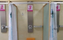 女生吐槽高校澡堂收费 850元只能洗50次（高校收费）