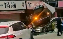 特斯拉撞进一个店铺 店名居然叫一锅端（特斯拉出事）