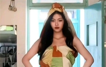 山东大学生穿着床单走秀 居然有超模的感觉（大学生才艺）