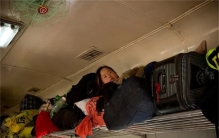 火车上座位被占 女子直接上行李架睡觉（火车占座）