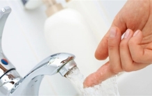 美国男子自来水洗脸 居然感染食脑虫死亡（寄生虫）