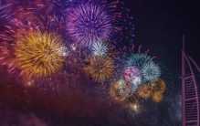 世界上规模最大的烟花 迪拜庆祝宪法50周年(每秒1332烟花)