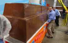 世界最大的巧克力棒 比卡车都要长(重达5.5吨)