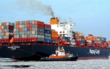 货轮上的集装箱那么高 为啥不会散落（海上运输）