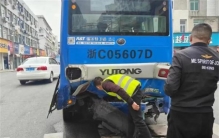 特斯拉追尾公交 到底是什么原因？（特斯拉车祸）