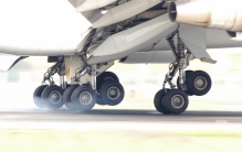 飞机速度这么的快 该怎么及时刹车（飞机刹车）