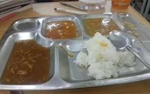 辽宁高中的饭菜被曝光 清汤寡水收费十元（高中食堂）