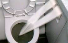 飞机上马桶乱冲水 会导致什么风险（飞机马桶）