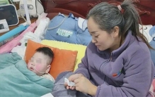 90后母亲一夜白头 因为两岁儿子身患重病（母子情深）