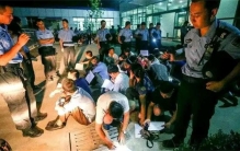 女大学生被骗入传销 父亲冒死解救（传销窝点）