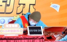 女子在彩票店一小时中7000元 老板才是最大赢家（赌博行为）