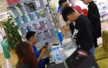 男孩儿用压岁钱给妈妈买手机 却被妈妈指责（教育方式）