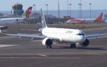 飞机连方向盘都没 怎么操作拐弯（飞机拐弯）